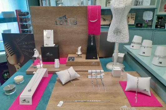 Esposizione di gioielli Lotus sul banco